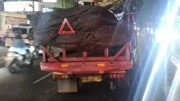 Truk Patah As Roda Sempat Lumpuhkan Arus Lalu Lintas di Ciputat