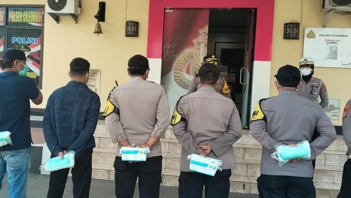 Abu Vulkanik Anak Krakatau Sampai Bogor, Polsek-polsek Bagikan Masker ke Warga