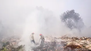 Warga Keluhkan Asap Kebakaran Sampah di Pisangan Tangsel
