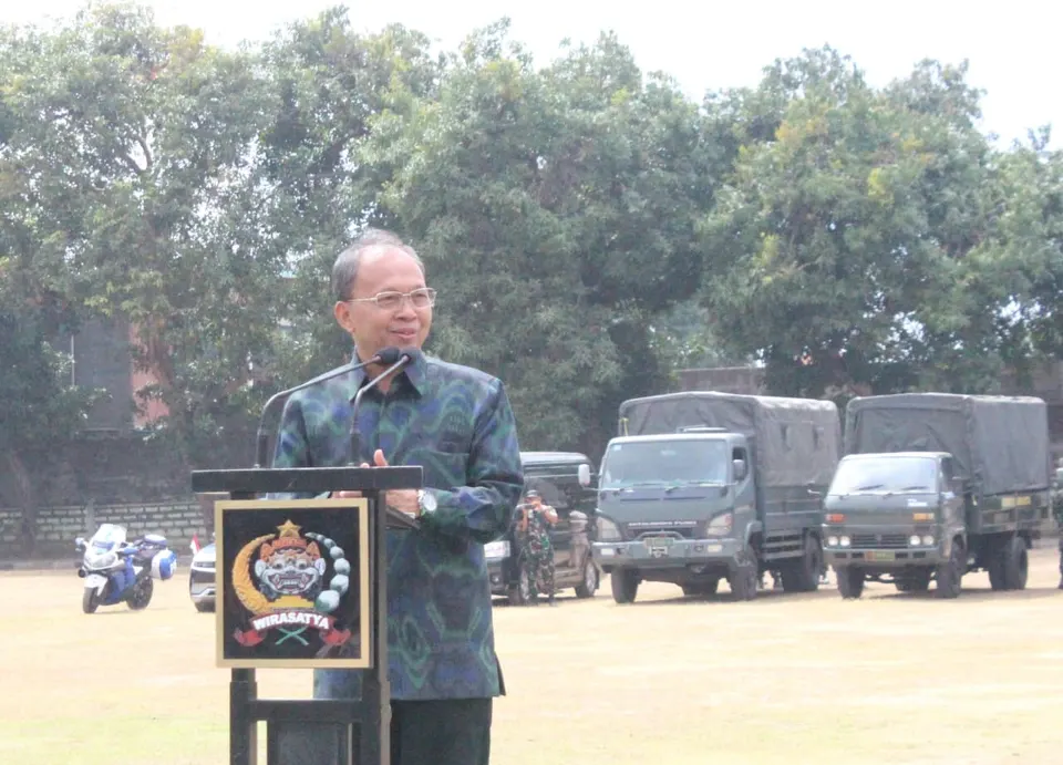 Gubernur Bali Lepas 9 Truk Bantuan Logistik untuk Korban Gempa Flores