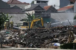 Petugas Pemadam Kebakaran Gugur di TPS Ilegal Kramat Jati, Tata Kelola Sampah Jakarta Disorot