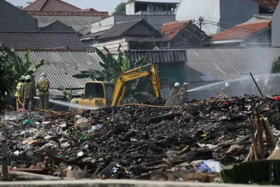 Petugas Pemadam Kebakaran Gugur di TPS Ilegal Kramat Jati, Tata Kelola Sampah Jakarta Disorot