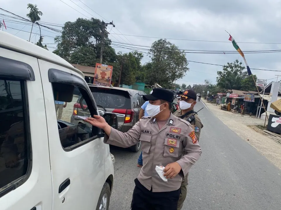 Antisipasi Dampak Asap Karhutla, Polsek Kongbeng Bagikan Masker ke Warga