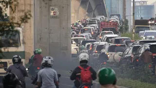 Mobil Tabrak Pembatas Jalan di Cawang, Sejumlah Rute TransJakarta Sempat Dialihkan