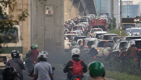 Mobil Tabrak Pembatas Jalan di Cawang, Sejumlah Rute TransJakarta Sempat Dialihkan